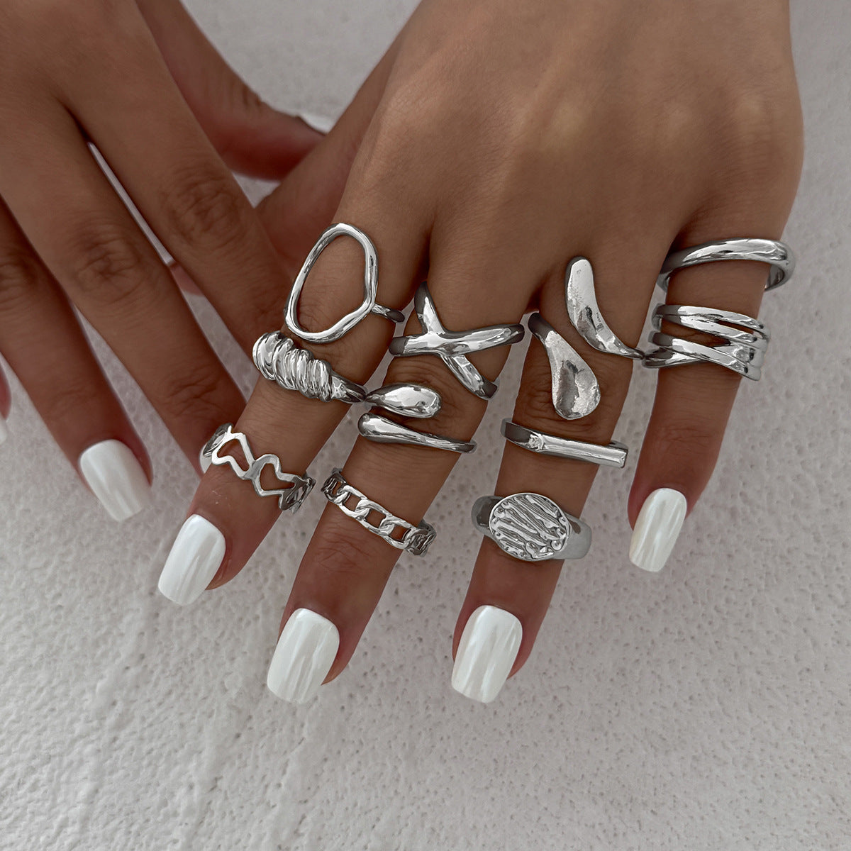 Anillo de aleación geométrica minimalista con acabado de superficie fundida tipo líquido para mujer