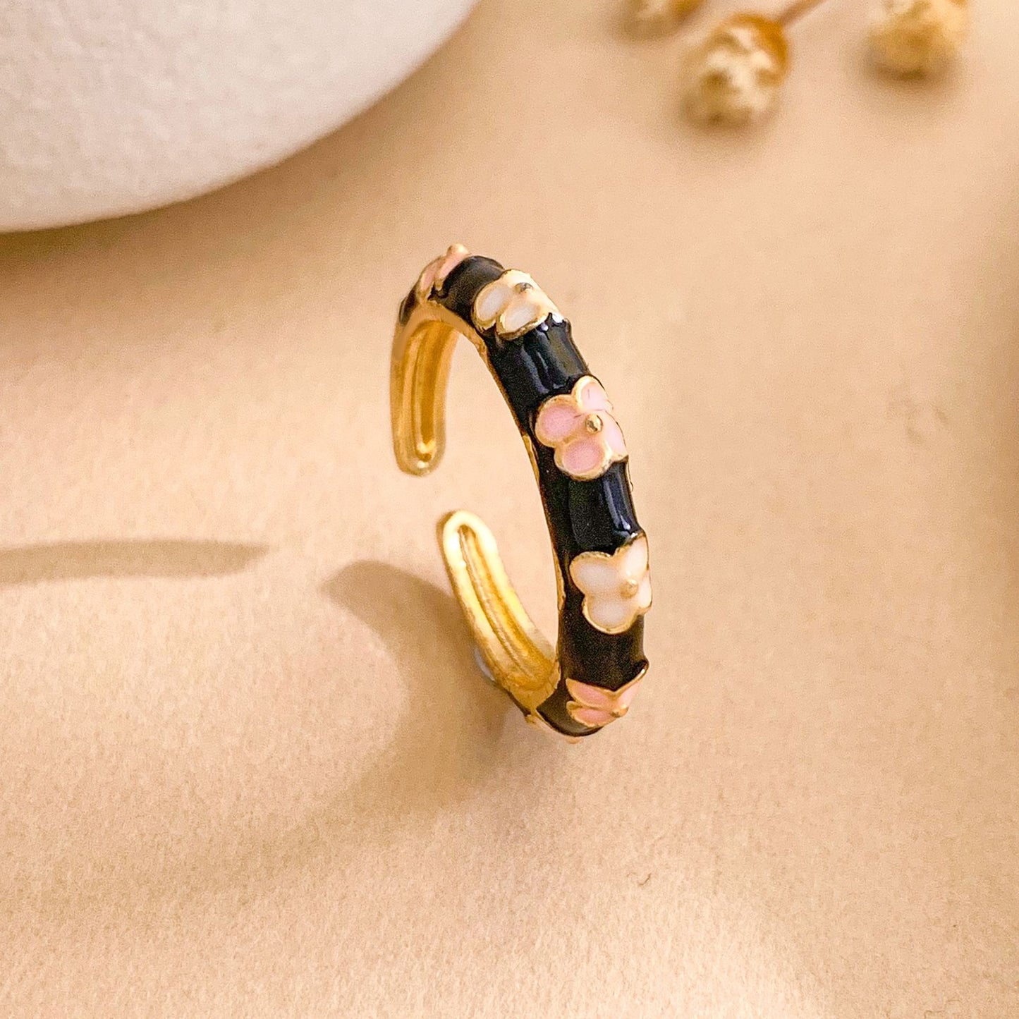 Anello aperto regolabile da donna placcato oro in ottone con fiore minimalista