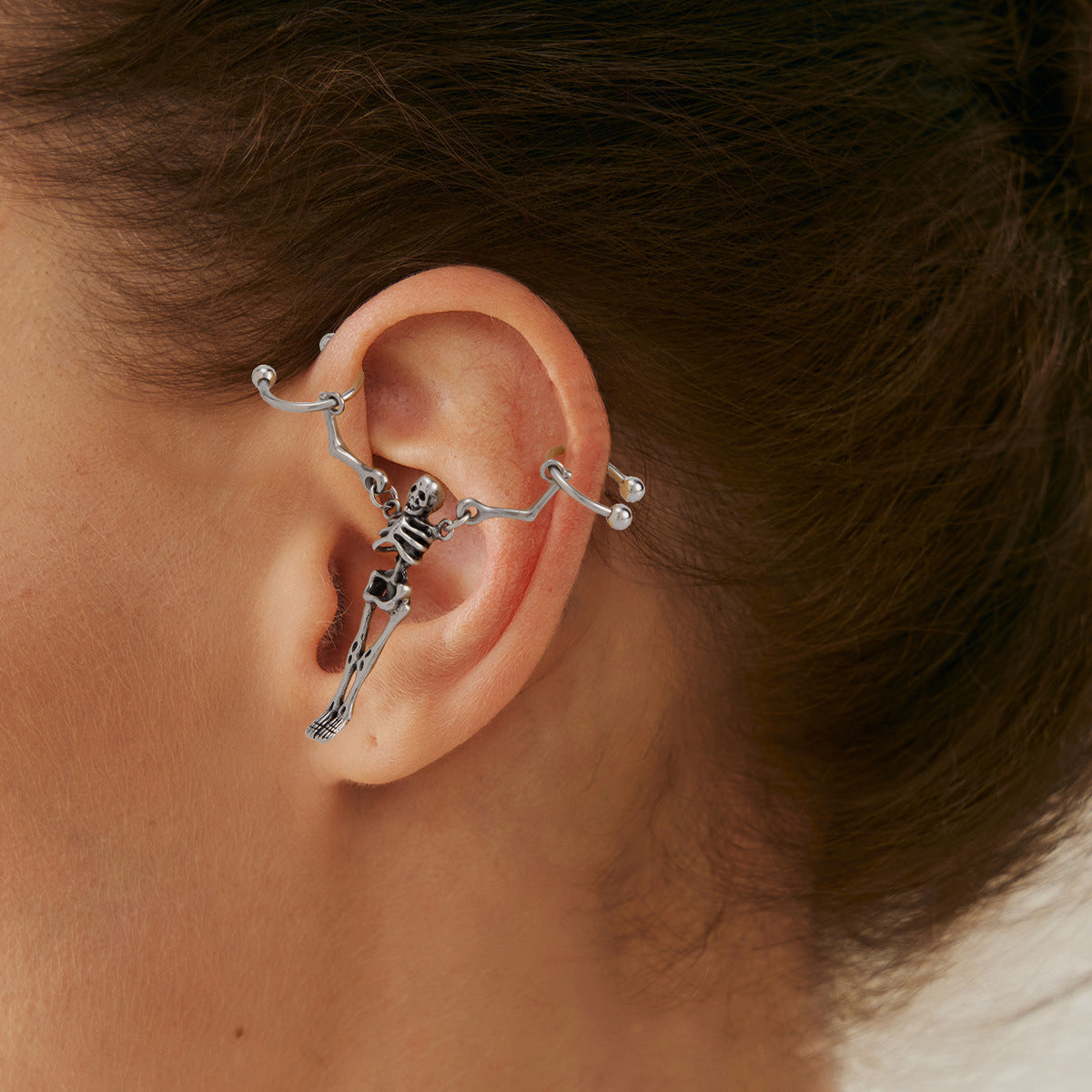 Orecchini per cartilagine da donna a forma di teschio staccabile in stile scuro in acciaio al titanio con design geometrico e a cartone animato di scheletro umano
