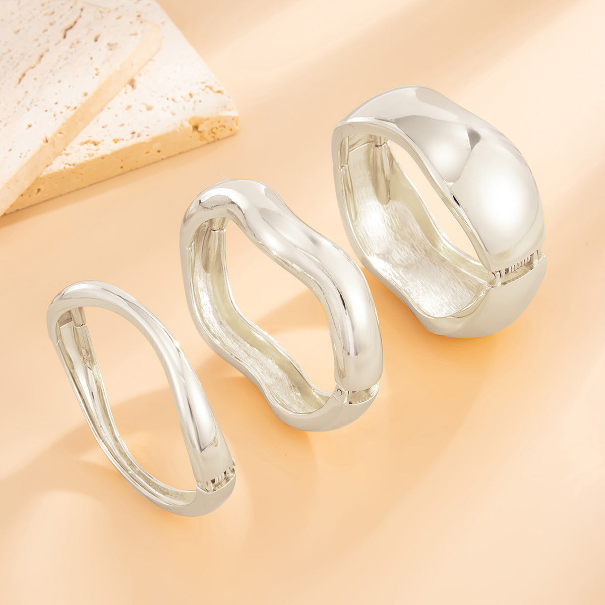 Bracciale geometrico irregolare ondulato in lega con finitura placcata da donna