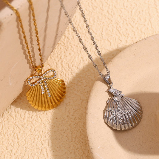 Collana pendente con fiocco alla moda da donna, base in acciaio inossidabile con placcatura in oro 18 carati e design a intarsio con conchiglia a ventaglio e stella marina