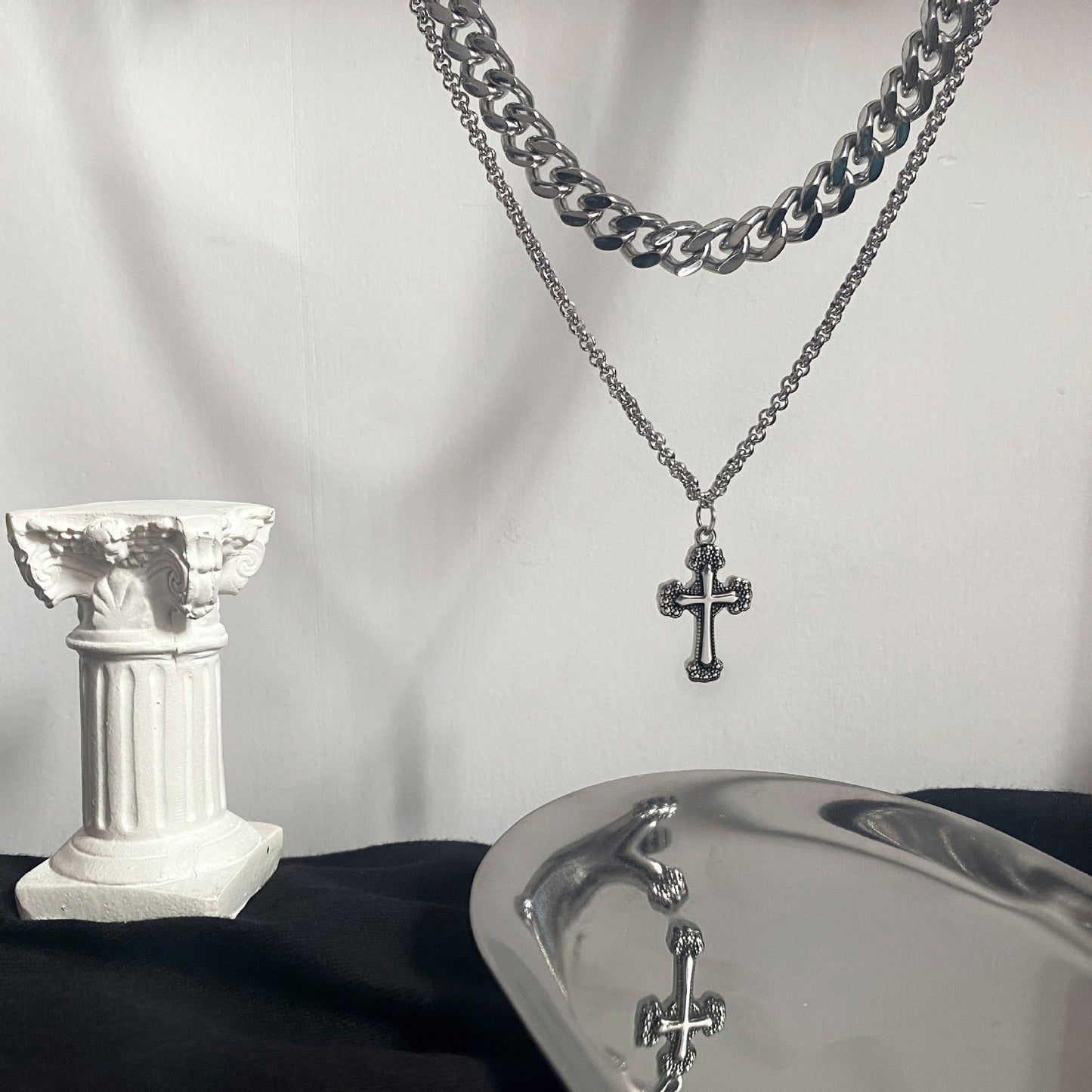 Collar con colgante de cruz vintage oscuro para hombres y mujeres en acero de titanio con acabado chapado y diseño de cadena tipo O