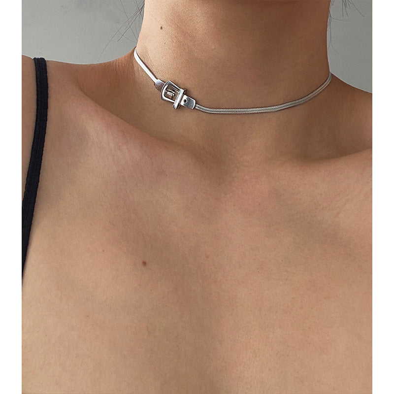 Collar con colgante de cadena de serpiente chapado en acero titanio, dulce y atrevido, para mujer, para la clavícula