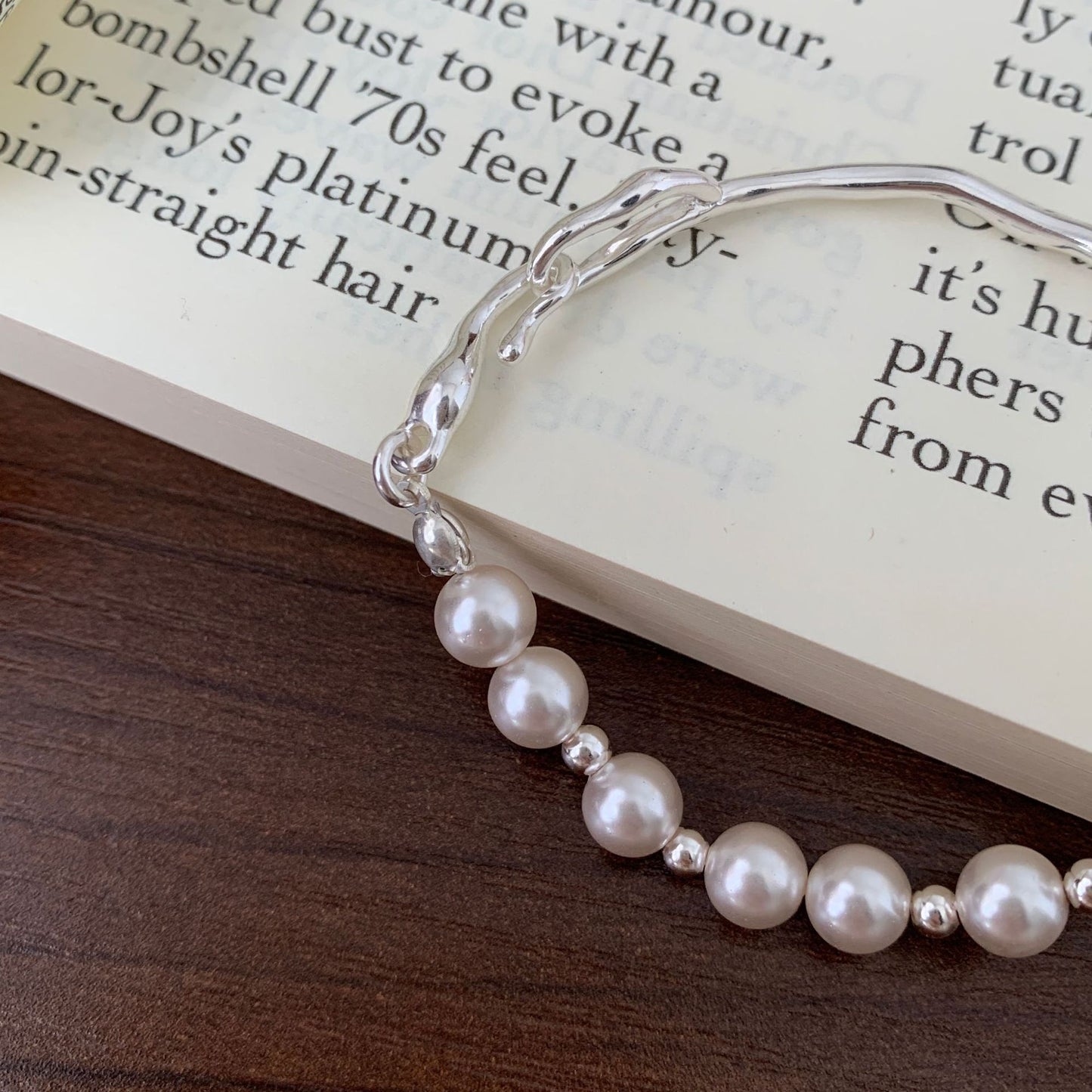 Minimalist Geometric Asymmetrical Pearl Bracelet in 925 Sterling Silver with Beveled Square Links