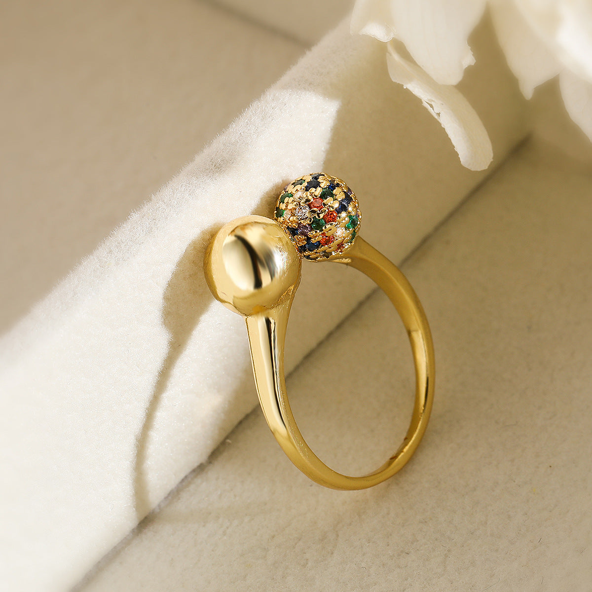 Anello Aperto Geometrico Minimalista da Donna in Ottone con Placcatura in Oro Vero e Intarsio in Zirconi