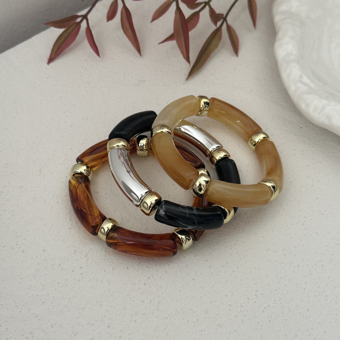 Set di bracciali con perline in resina geometrica e snodi in bambù, placcati oro e tubi curvi lucidati