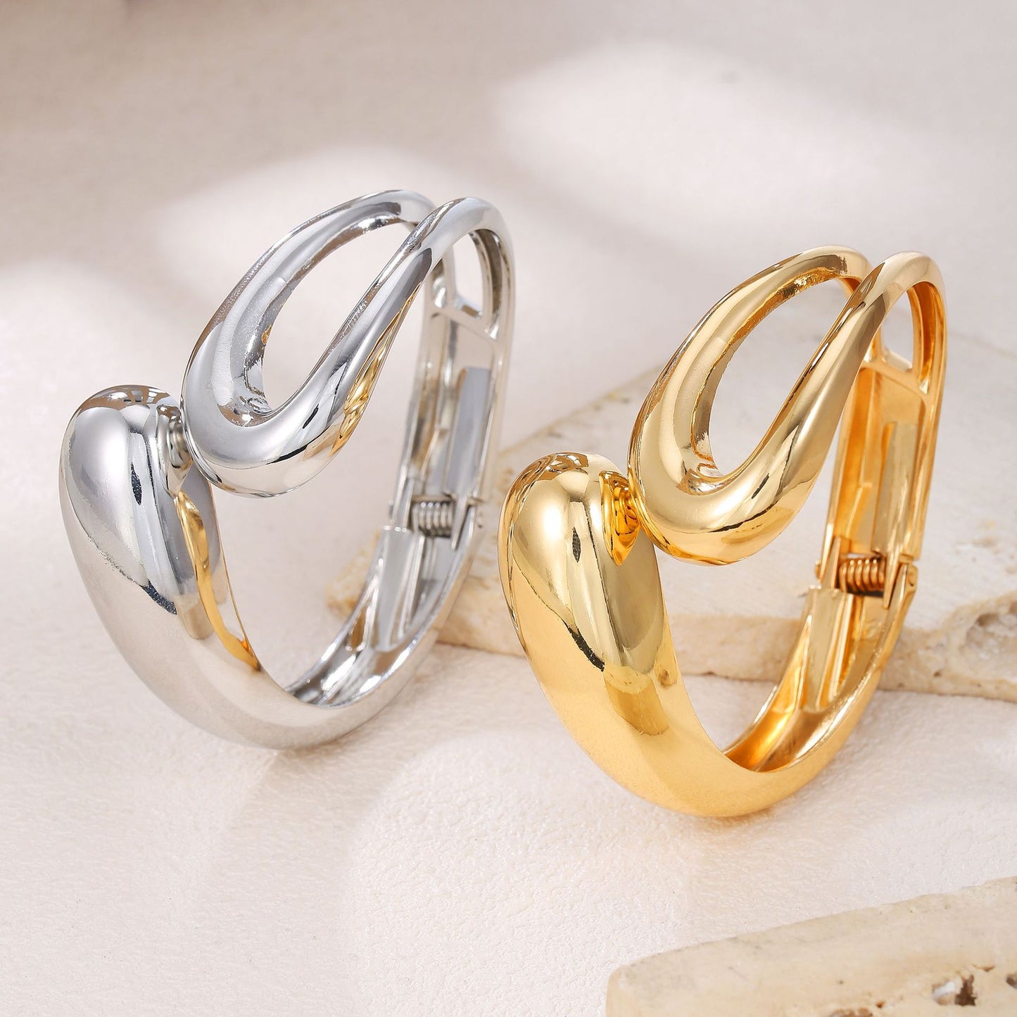 Bracciale rigido aperto da donna in lega placcata, geometrico, con trama ondulata irregolare e minimalista