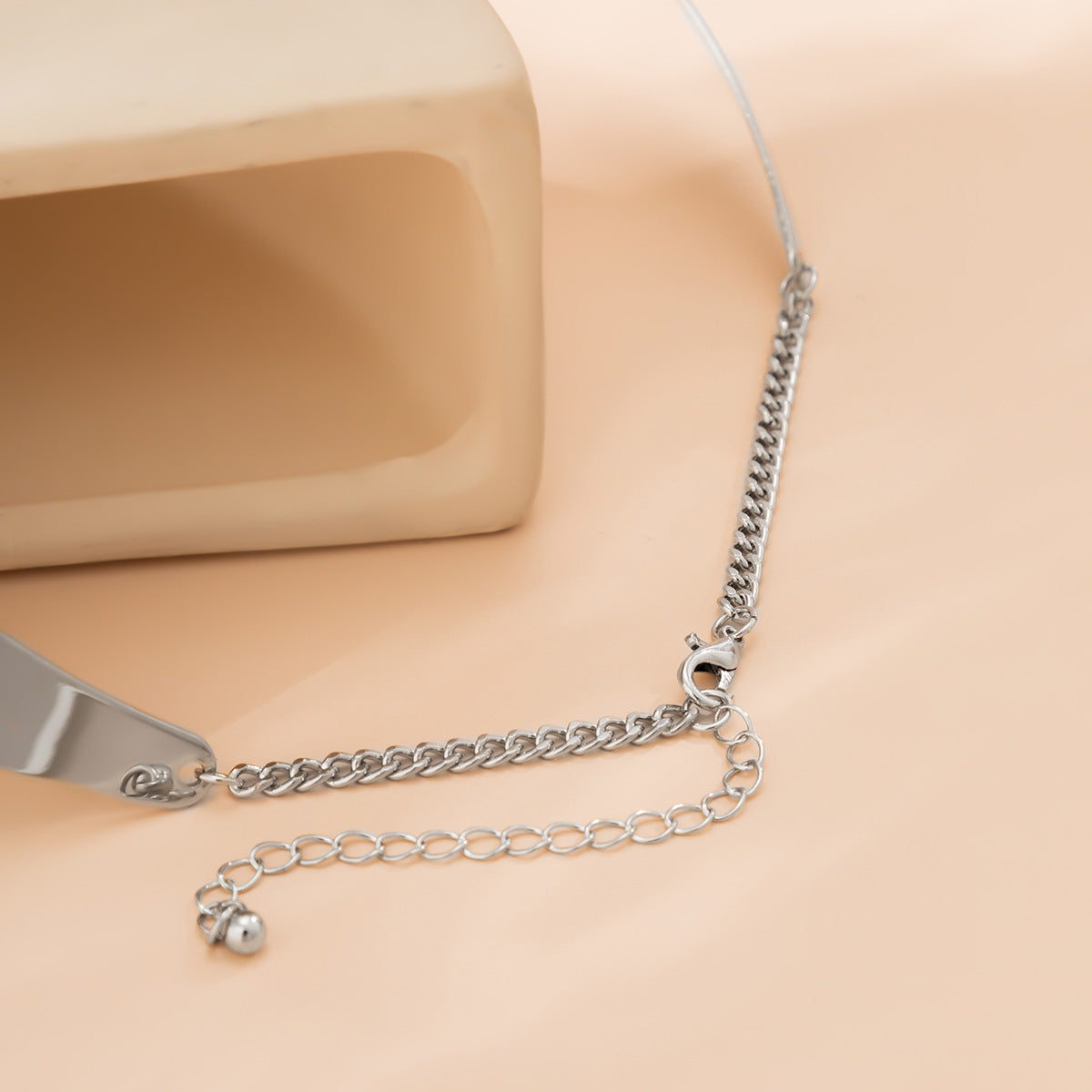 Collana Girocollo Minimalista Punk Geometrica in Metallo da Donna con Finitura Galvanizzata e Pendente a Ventaglio