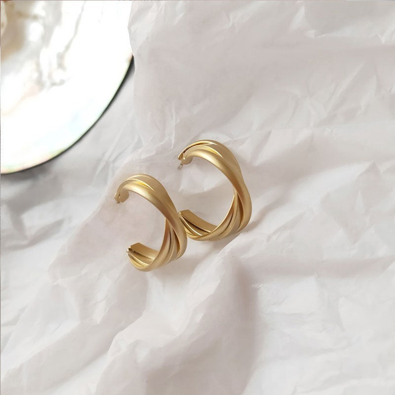 Orecchini a perno geometrici minimalisti in metallo con finitura placcata da donna, gioielli per l'orecchio lussuosi, alla moda e versatili per tutti i giorni