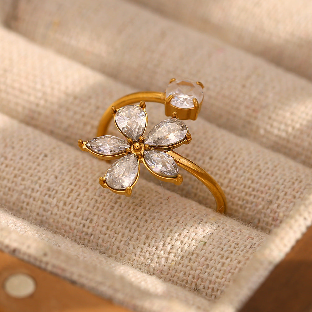 Anello alla moda in acciaio inossidabile con motivo floreale per donna, placcato in oro 18 carati e zirconi