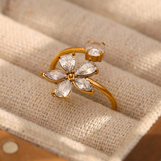 Anillo de acero inoxidable con diseño floral de moda para mujer, con baño de oro de 18 quilates y detalles de circonita.