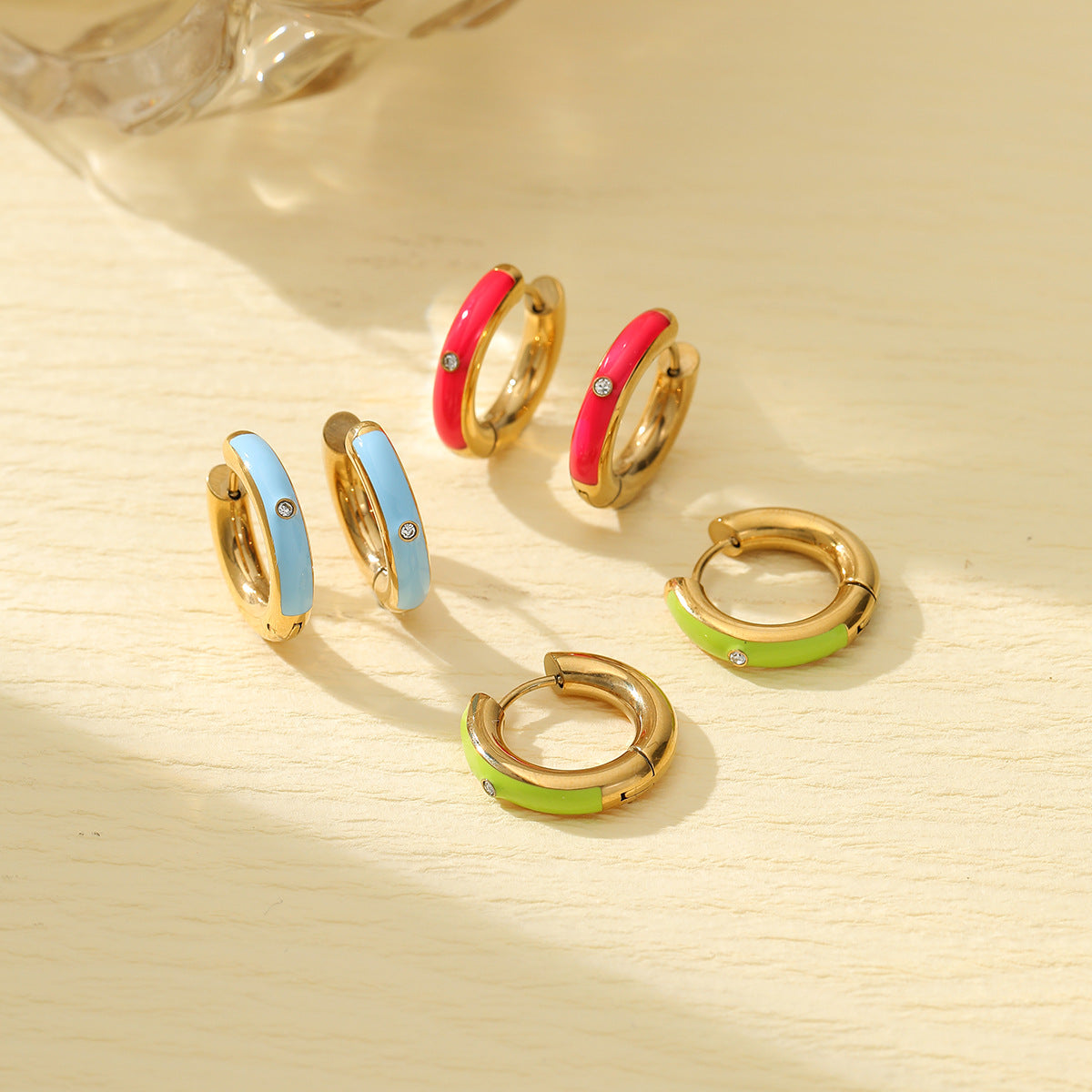Orecchini Tondi Geometrici da Donna in Stile Vintage in Acciaio al Titanio con Finitura Smaltata e Zirconi Micro-Pavé