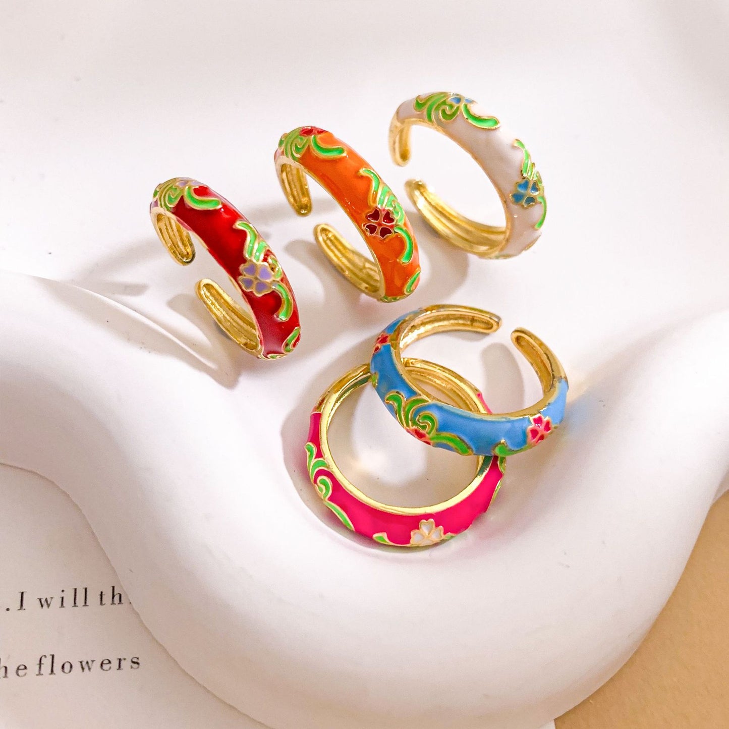 Anillo ajustable minimalista de latón chapado en oro con motivos florales para mujer