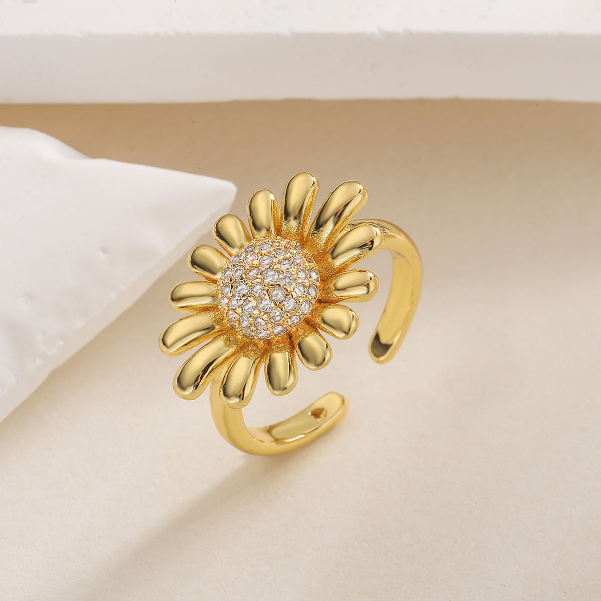 Anello Geometrico da Donna alla Moda a Forma di Girasole in Rame Placcato Oro 18K con Zirconia Micro-Incastonata