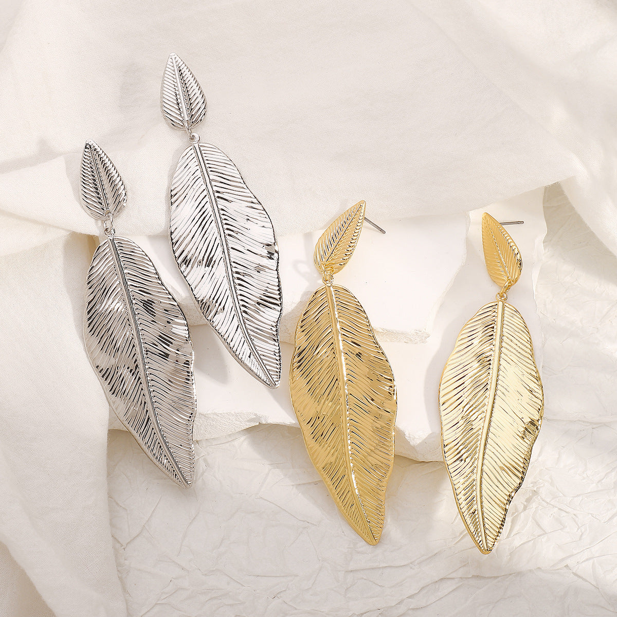 Pendientes de hierro con forma de hoja estilo vintage y diseño minimalista de moda para mujer
