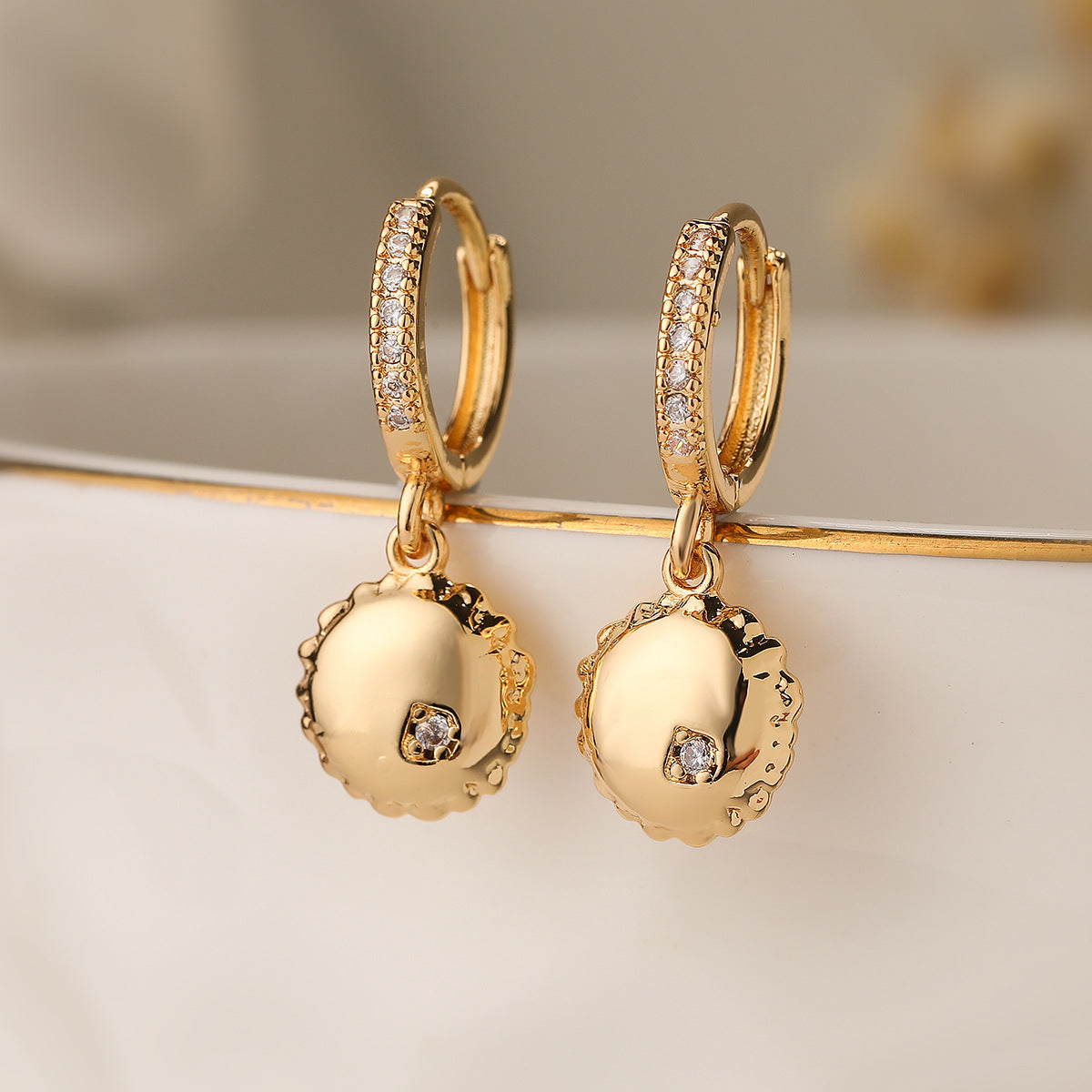 Orecchini pendenti da donna minimalisti geometrici irregolari a palloncino in ottone con placcatura in oro vero e intarsio di zirconi