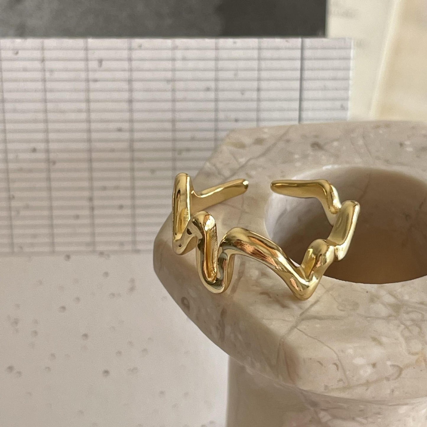 Anillo de Plata de Ley 925 Minimalista Geométrico con Línea Irregular y Motivo de Nota Musical para Mujer