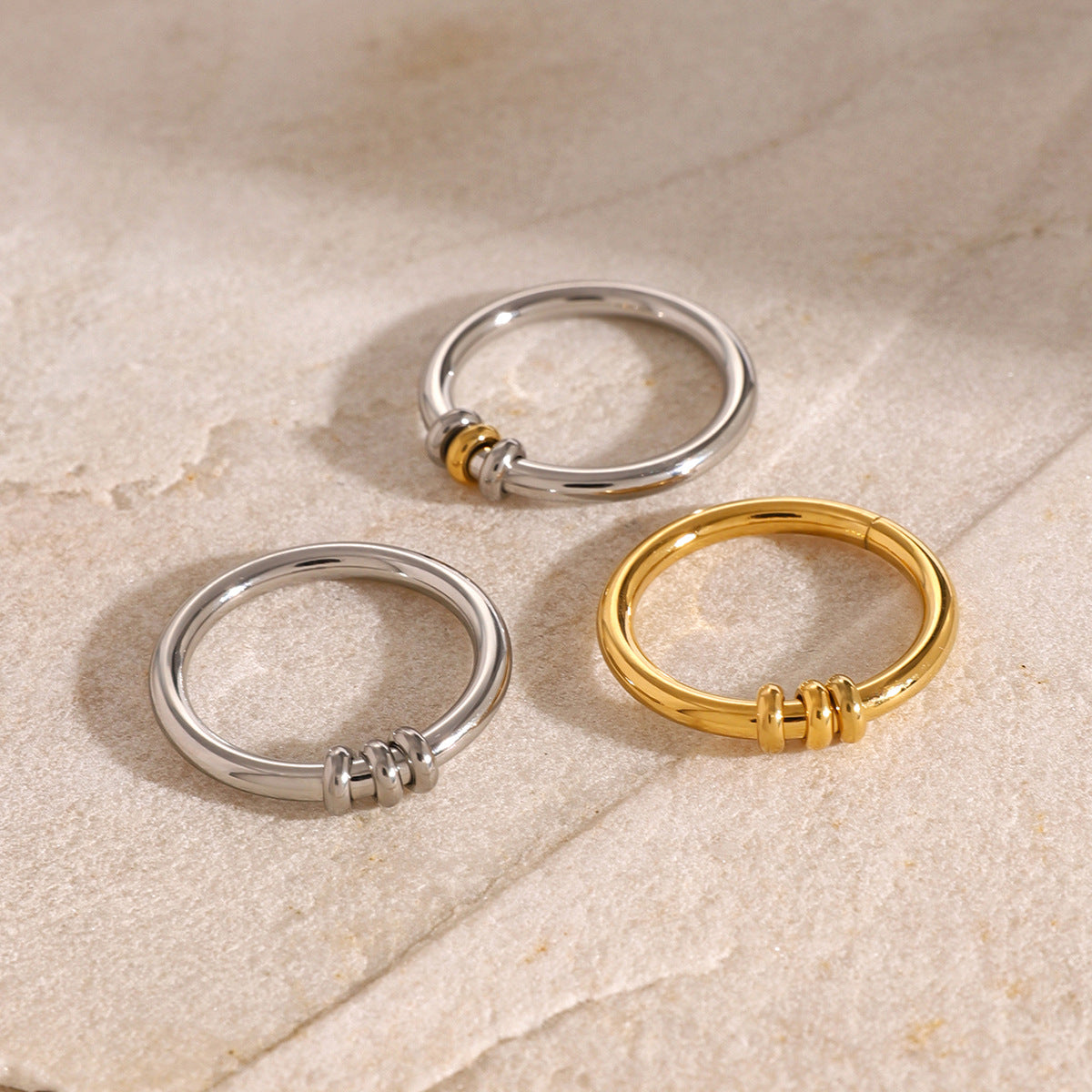 Anello a fascia minimalista da donna in acciaio inossidabile placcato oro 18 carati con design geometrico