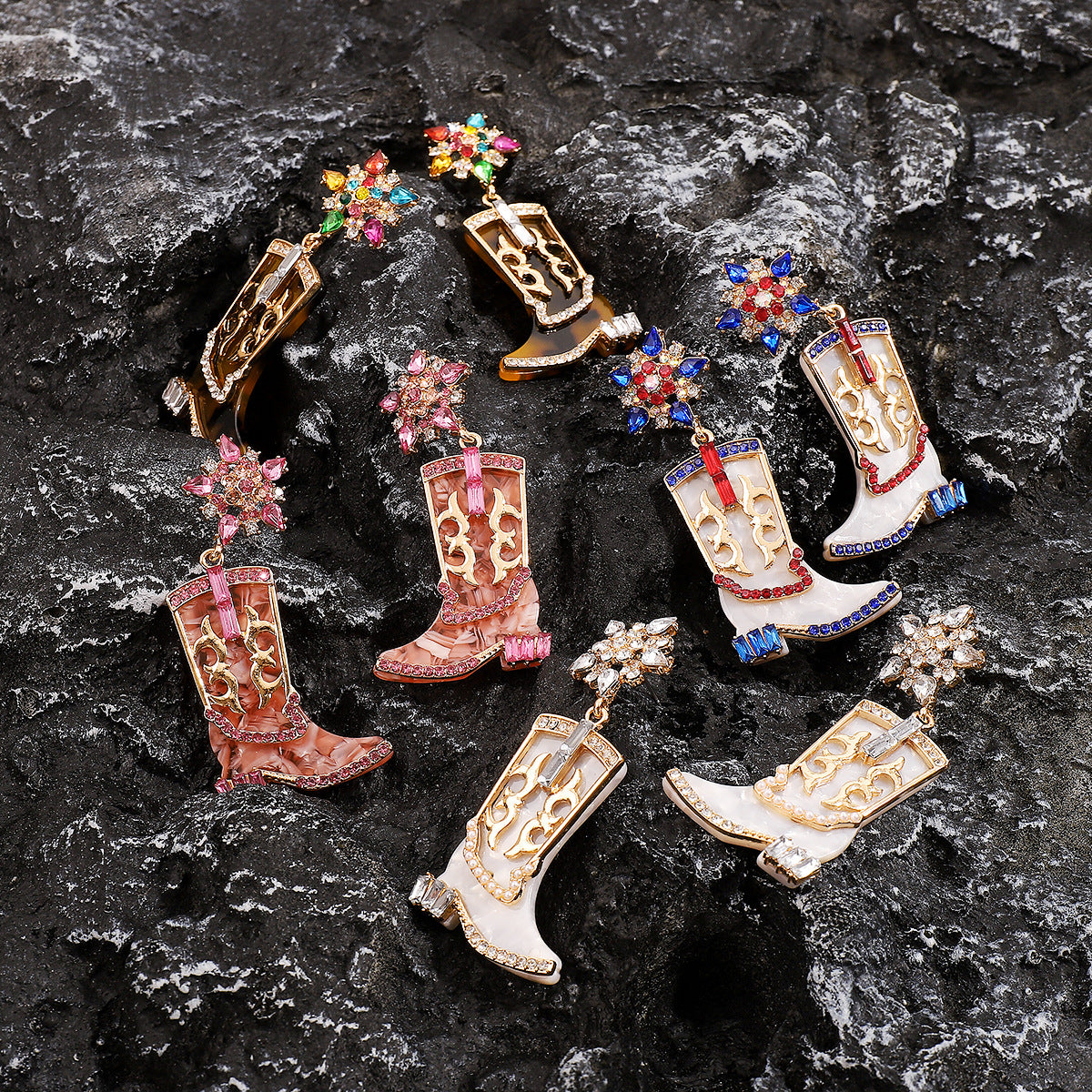 Pendientes de aleación con forma de bota vaquera, dulces y atrevidos, con incrustaciones de diamantes de imitación y acabado esmaltado para mujer