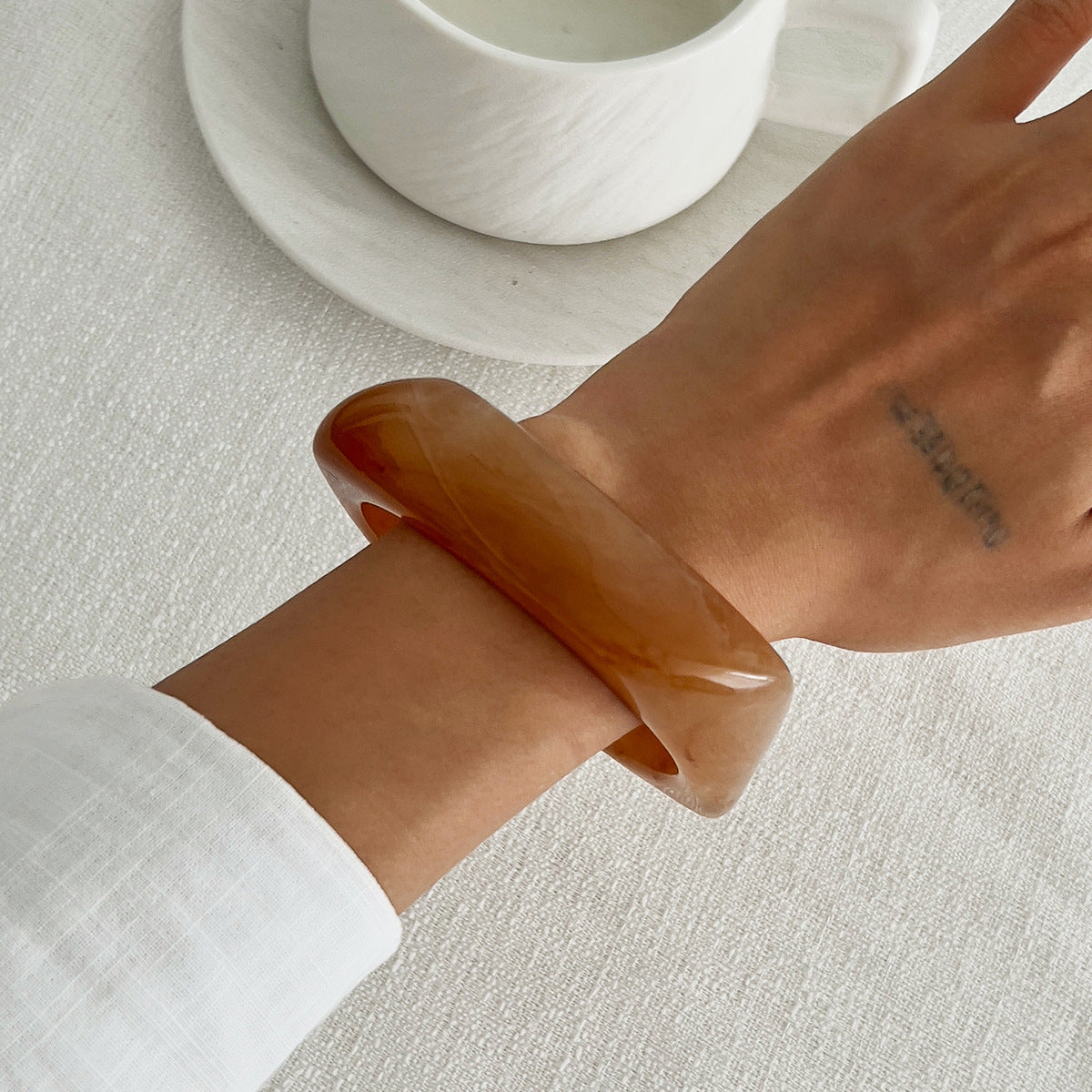 Pulsera Geométrica Atrevida de Aleación con Facetas para Mujer con Acabado Chapado Diseño Apilable Irregular