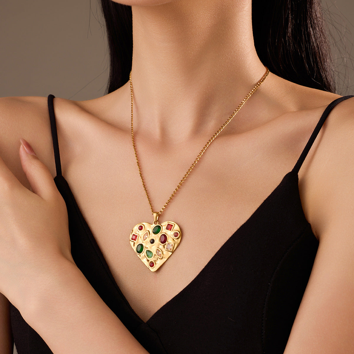 Fashionable Heart-Shaped Titanium Steel Necklace with Rhinestone Inlay for Women, Electroplated Stainless Steel Pendant, Lightweight Luxury Layered-Style Chain