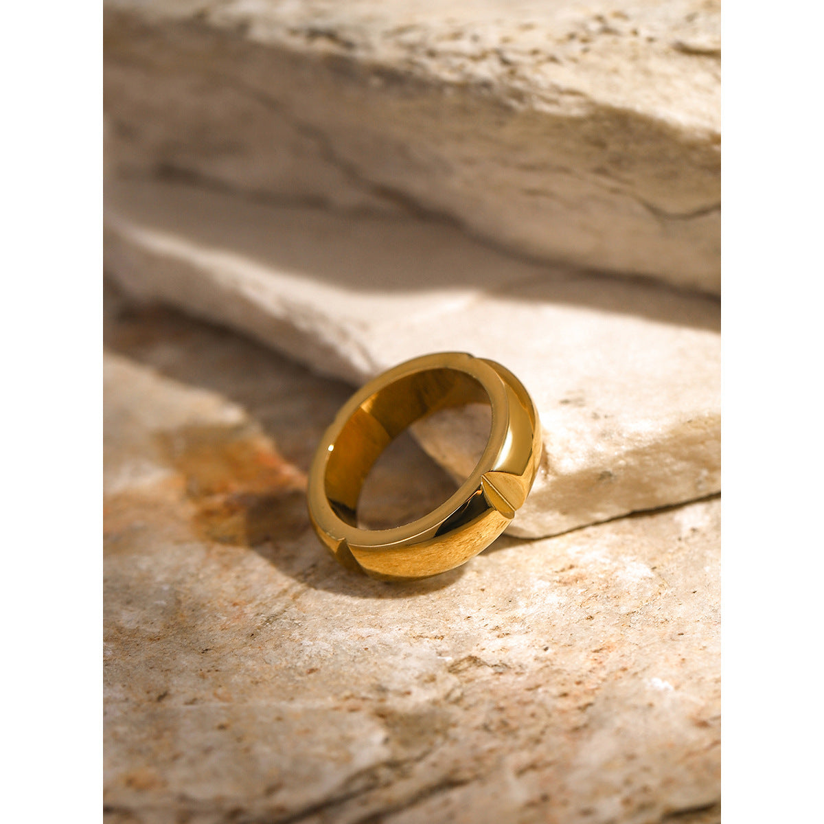 Anello Conico Minimalista Unisex in Acciaio Inox Placcato Oro 18K Design di Lusso