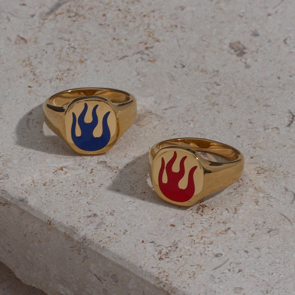Anillo de mujer con diseño geométrico de llamas de inspiración vintage, hecho de acero inoxidable con baño de oro de 18K y detalles de esmalte