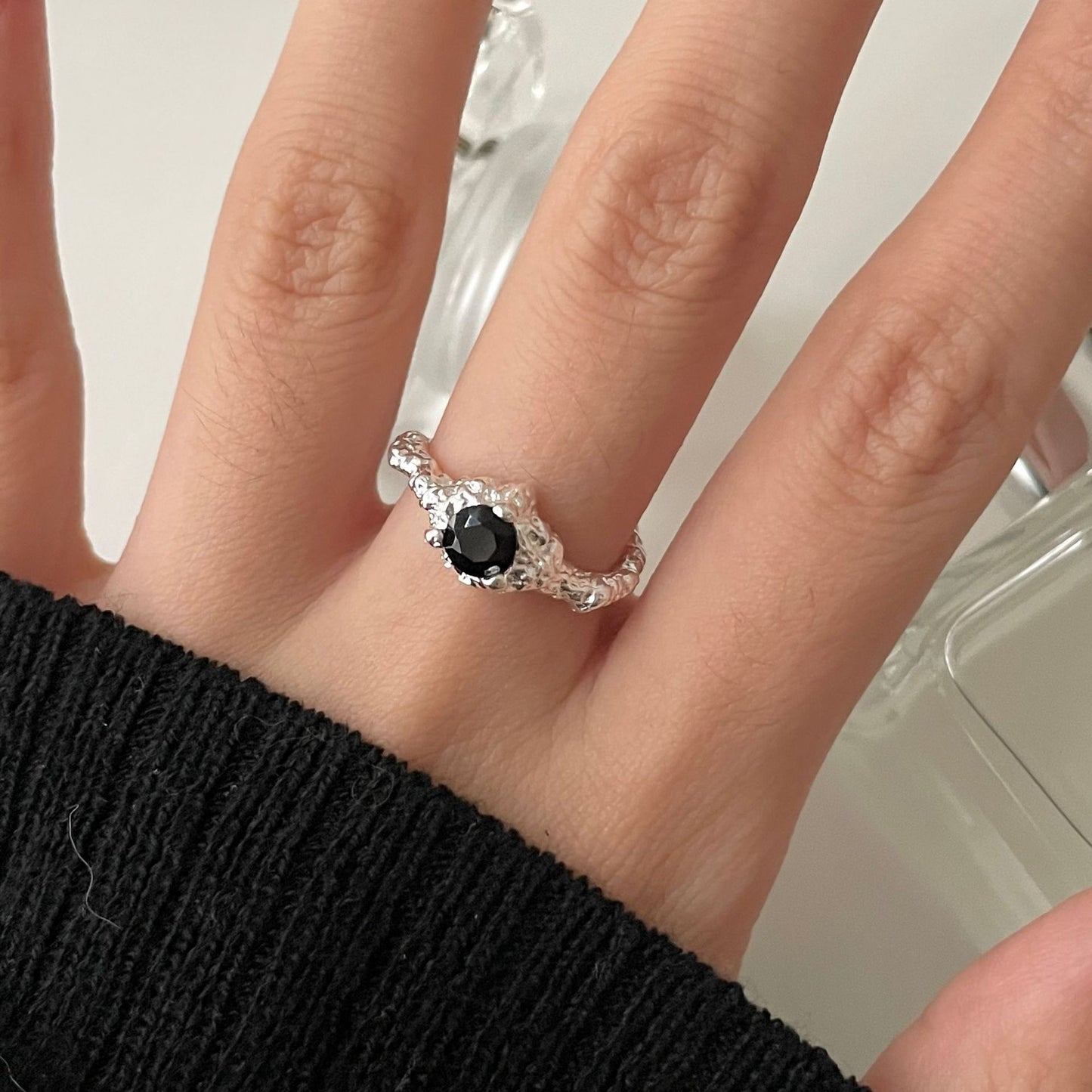 Anello Casual in Argento Sterling 925 Lucidato con Diamante Nero Geometrico e Design Aperto a Trama Astratta