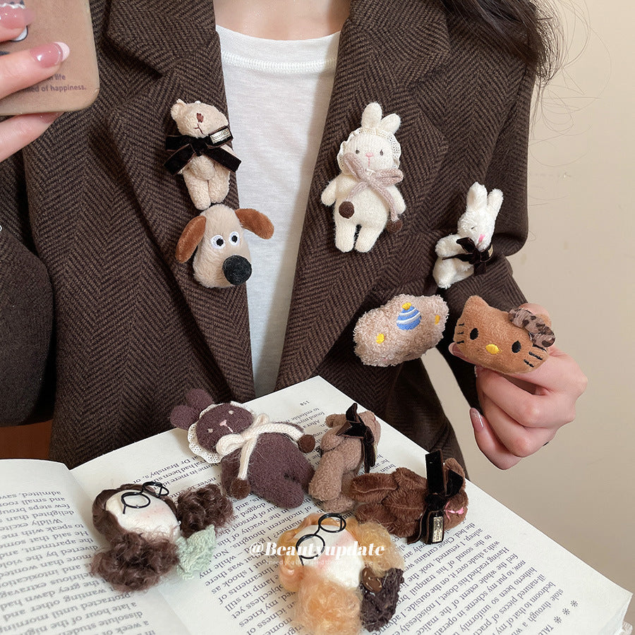 Spilla da donna fatta a mano con orso e gatto floccati, simpatico accessorio a forma di animale cartone animato in stile casual e per il pendolare alla moda