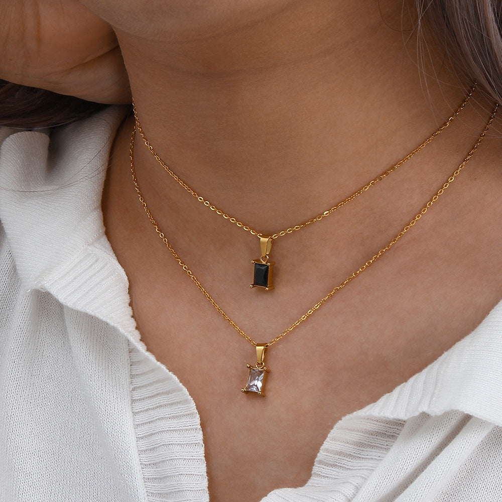 Collana con ciondolo quadrato geometrico minimalista da donna in acciaio inossidabile con intarsio di strass e finitura placcata