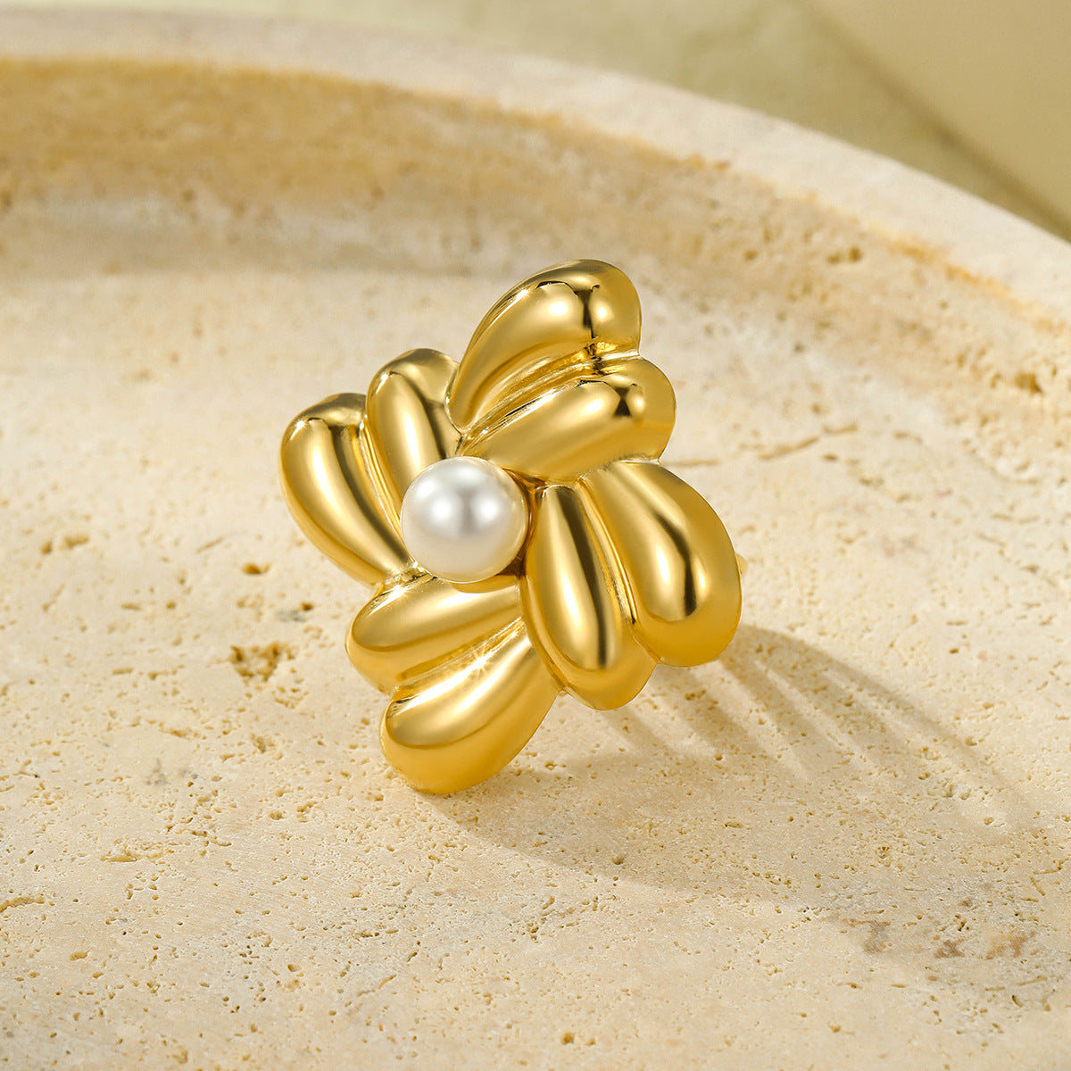 Anillo de acero de titanio cuadrado geométrico con baño de oro e incrustaciones de perlas para mujer