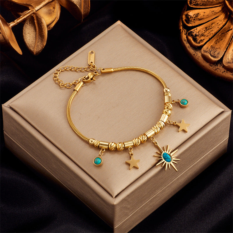 Bracciale alla Moda con Pendente Ovale Turchese Geometrico a Sole e Stella in Acciaio al Titanio con Finitura Placcata per Donna