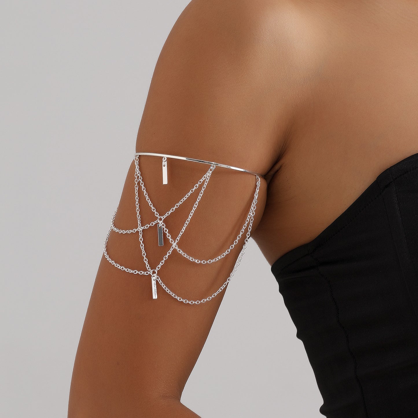 Pulsera de brazalete metálica ajustable de estilo punk geométrico para mujer con acabado chapado y detalle de borla