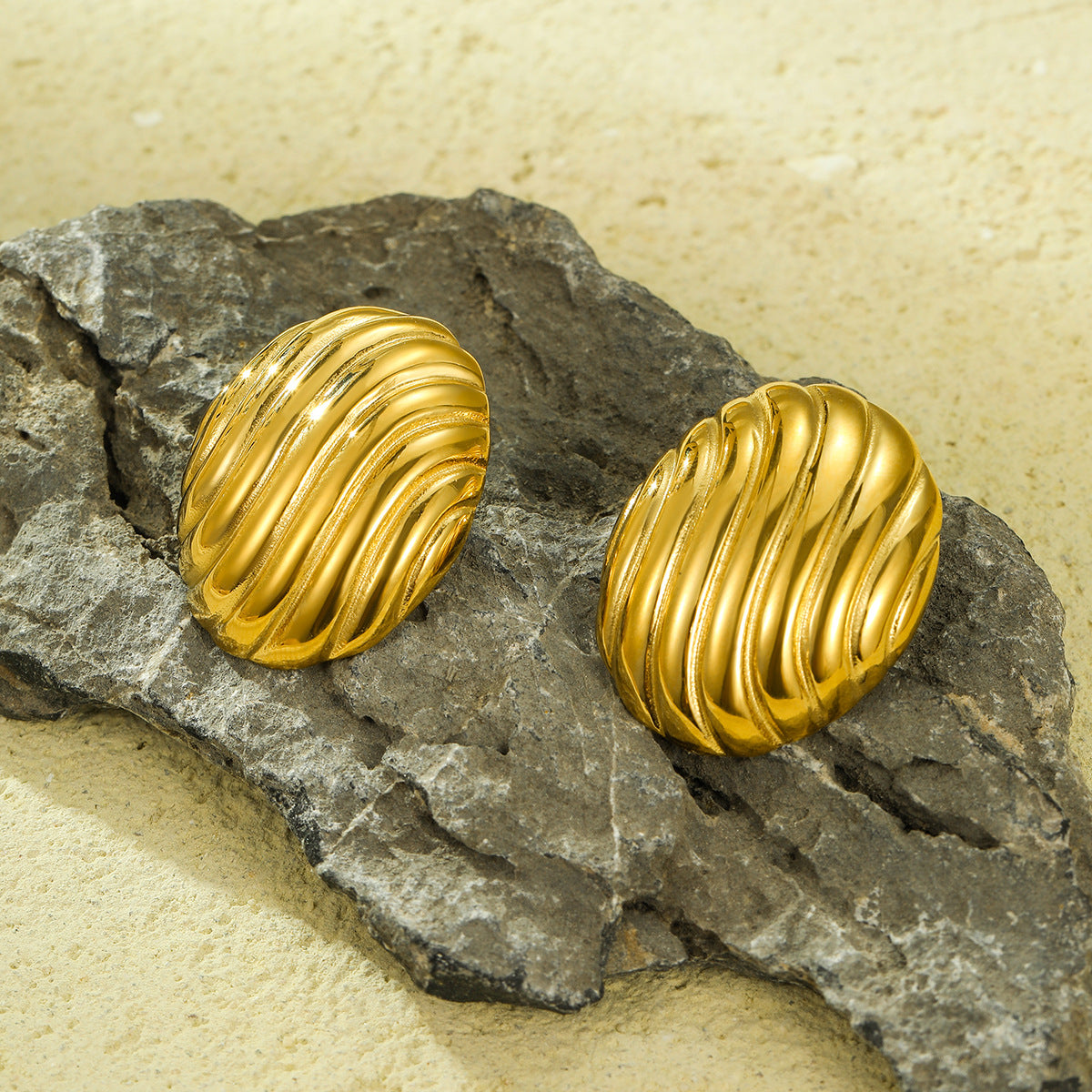 Pendientes Ovalados Roscados de Acero Inoxidable con Textura Estilo Vintage para Mujer con Baño de Oro de 18K