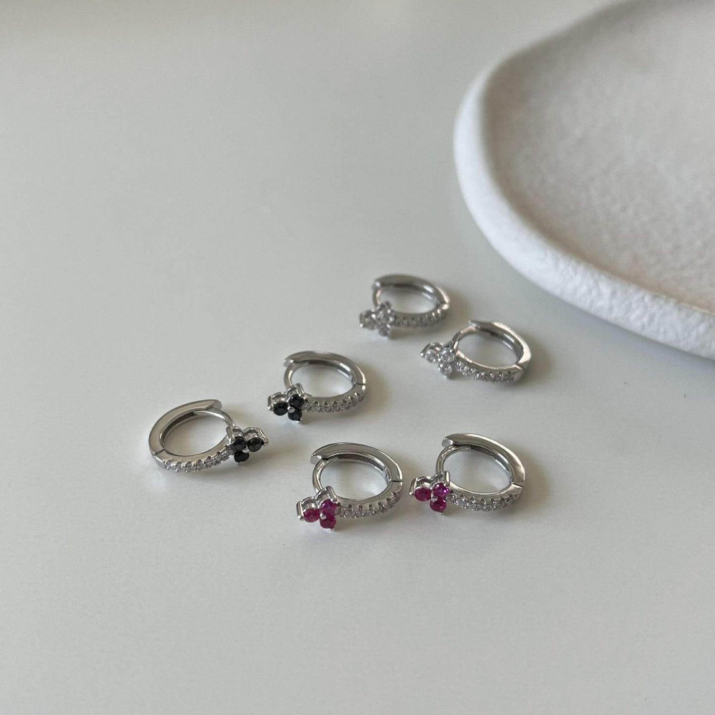 Orecchini a cerchio da donna minimalisti con zirconi cubici placcati in argento sterling 925