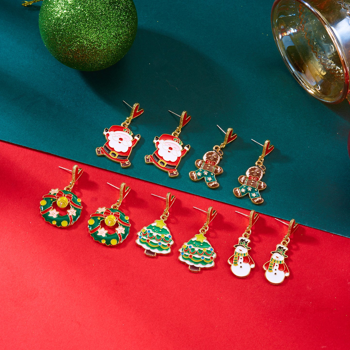 Pendientes de aro de aleación con forma de corazón, temática navideña, con motivos de Papá Noel y muñeco de nieve, electrochapados, unisex