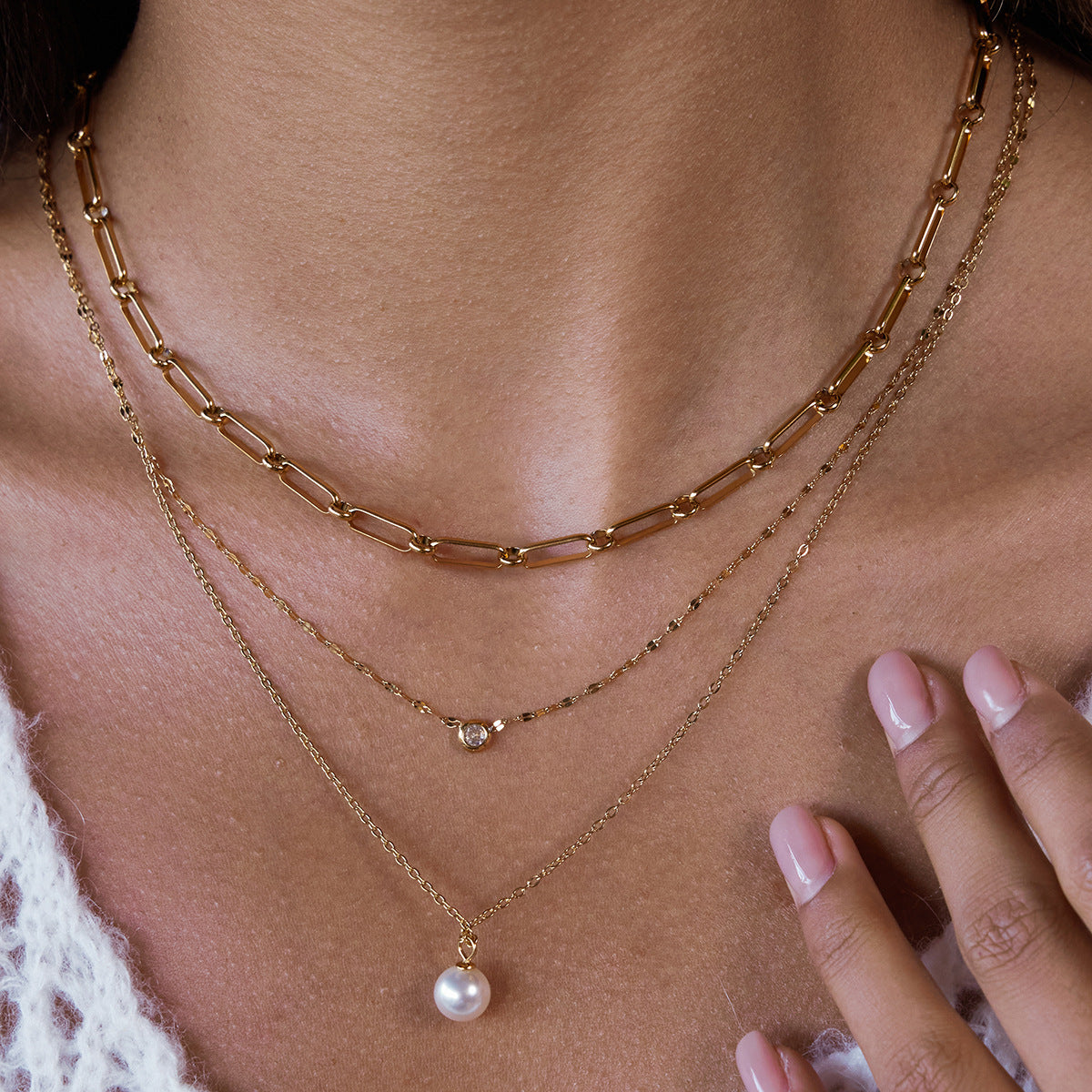 Collana con Pendente Geometrico Minimalista in Acciaio al Titanio con Accenti di Strass su Catena in Acciaio Inossidabile da Donna