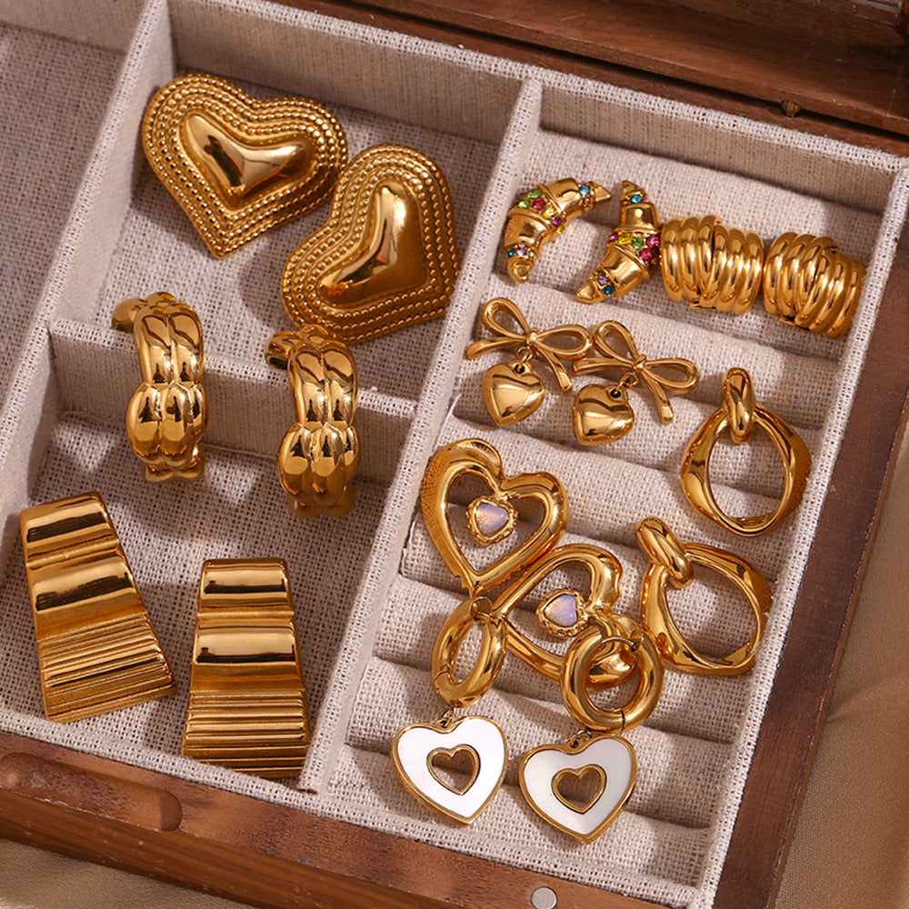 Vintage-Inspired Geometric Hollow-Woven Stainless Steel Ear Studs with 18K Gold Plating and Heart Shape Accent