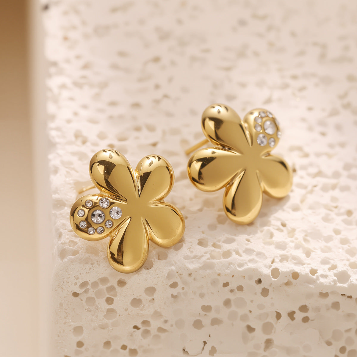 Orecchini Minimalisti in Acciaio Inossidabile a Forma di Fiore con Placcatura in Oro 18K e Zirconia Micro-Incastonata da Donna