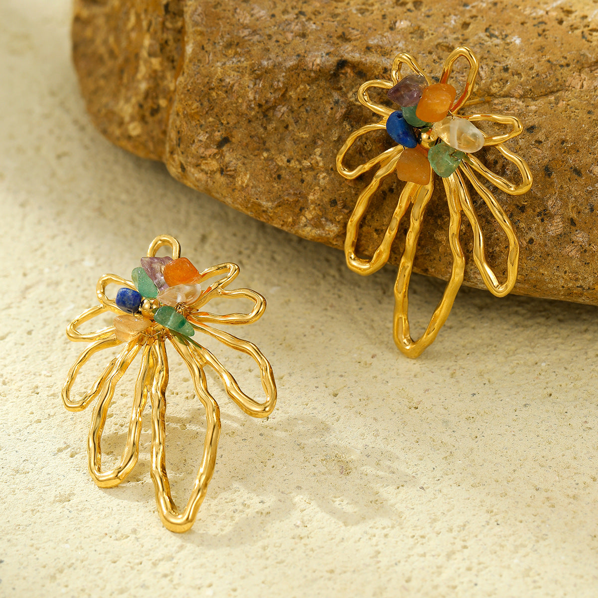Aretes de aro de acero inoxidable con forma floral estilo vintage con incrustaciones de piedra natural y acabado chapado