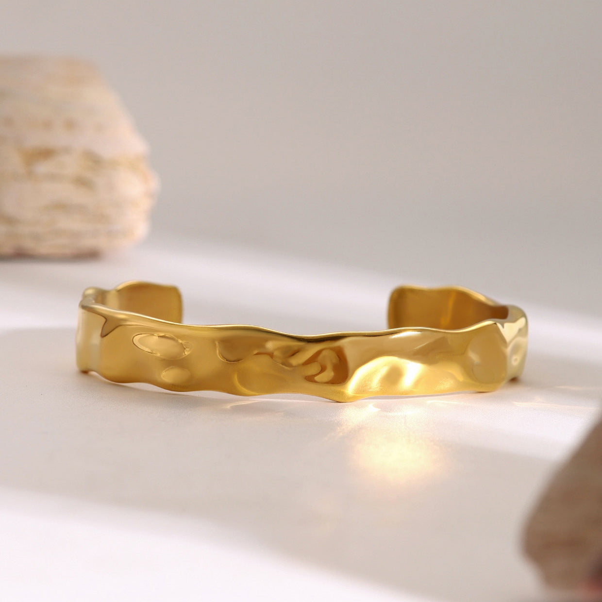 Pulsera de acero inoxidable martillado con textura ondulada y chapado en oro de 18 quilates para mujer, joyería de mano geométrica minimalista a la moda