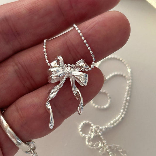 Collar minimalista con lazo de plata de ley 925 con forma geométrica y baño de rodio para mujer