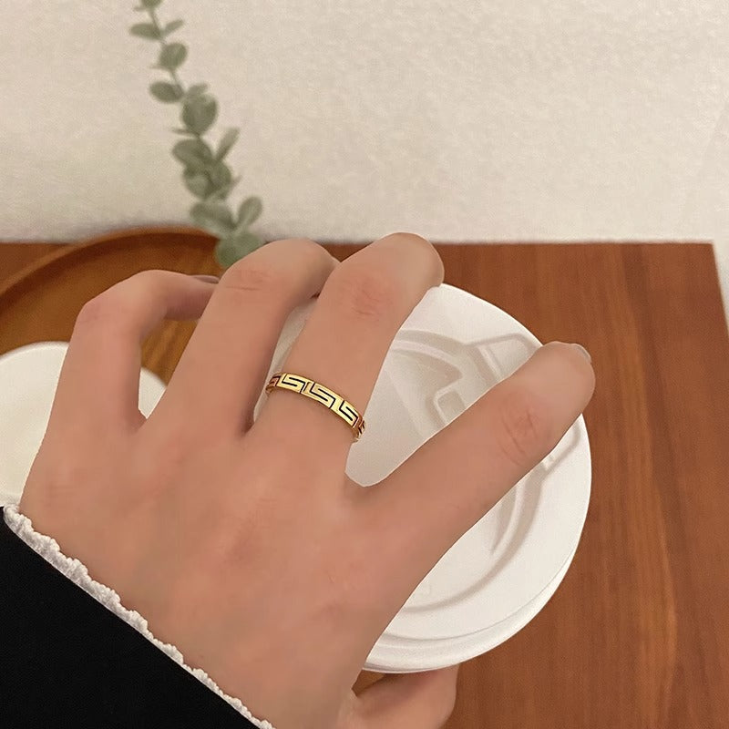 Anello da donna minimalista in acciaio al titanio con trama a scacchiera
