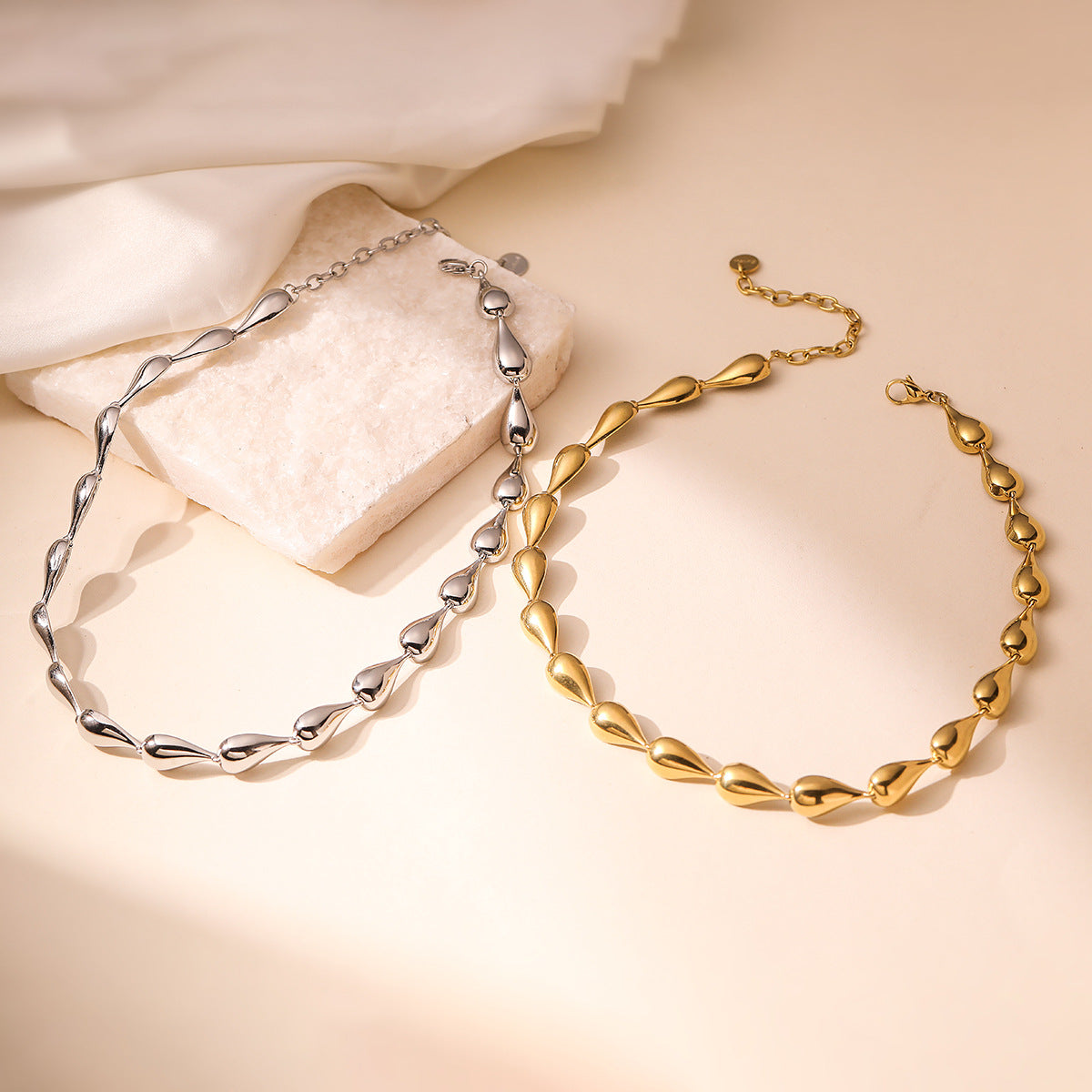 Collana Pendente a Goccia in Acciaio Inossidabile Stile Minimalista da Donna con Placcatura in Oro e Design Geometrico Irregolare