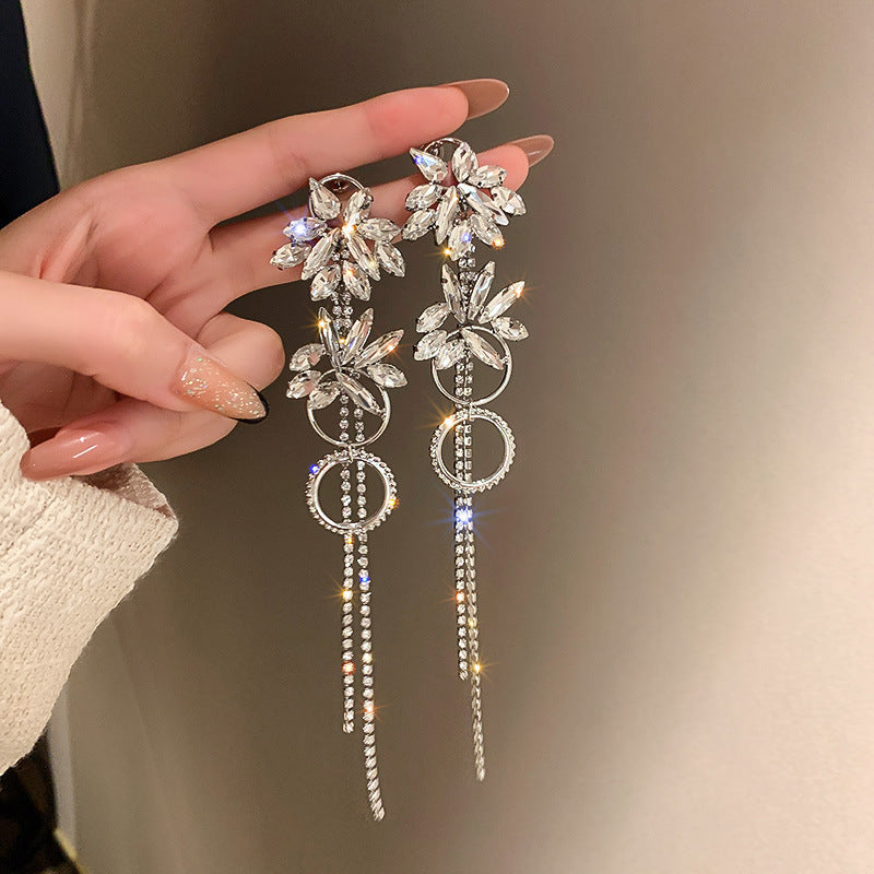 Orecchini a perno di lusso con lega geometrica irregolare e intarsio di strass, placcati argento, alla moda e versatili da donna