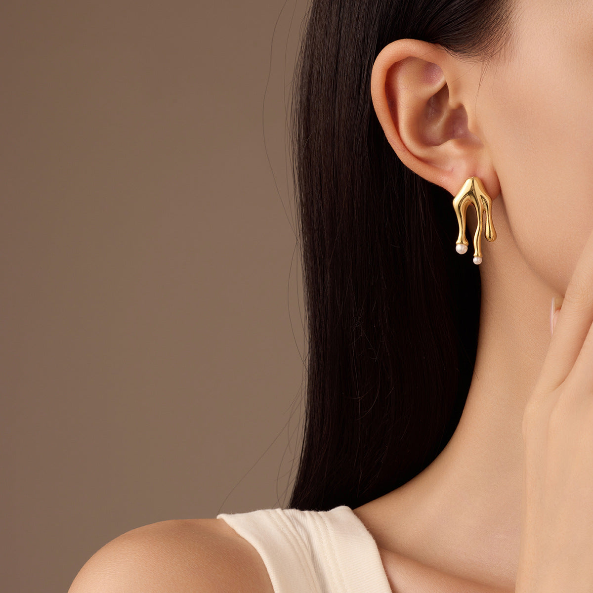 Pendientes minimalistas de titanio con forma de gota de agua, incrustaciones de perlas y acabado galvanizado para mujer