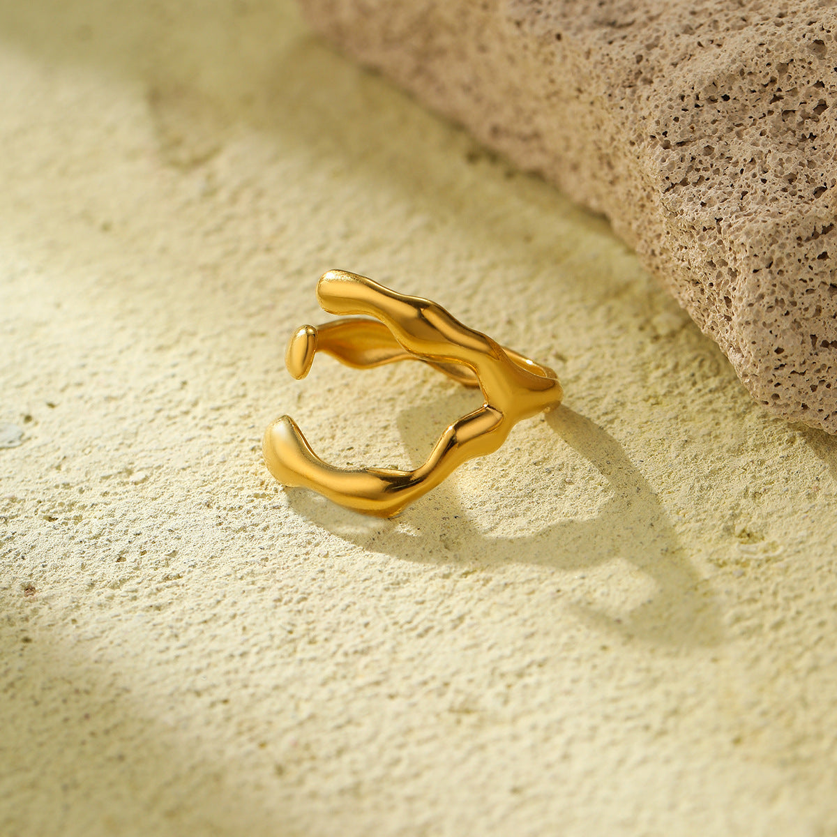 Anillo abierto de acero de titanio geométrico irregular con acabado chapado para accesorio de moda femenina