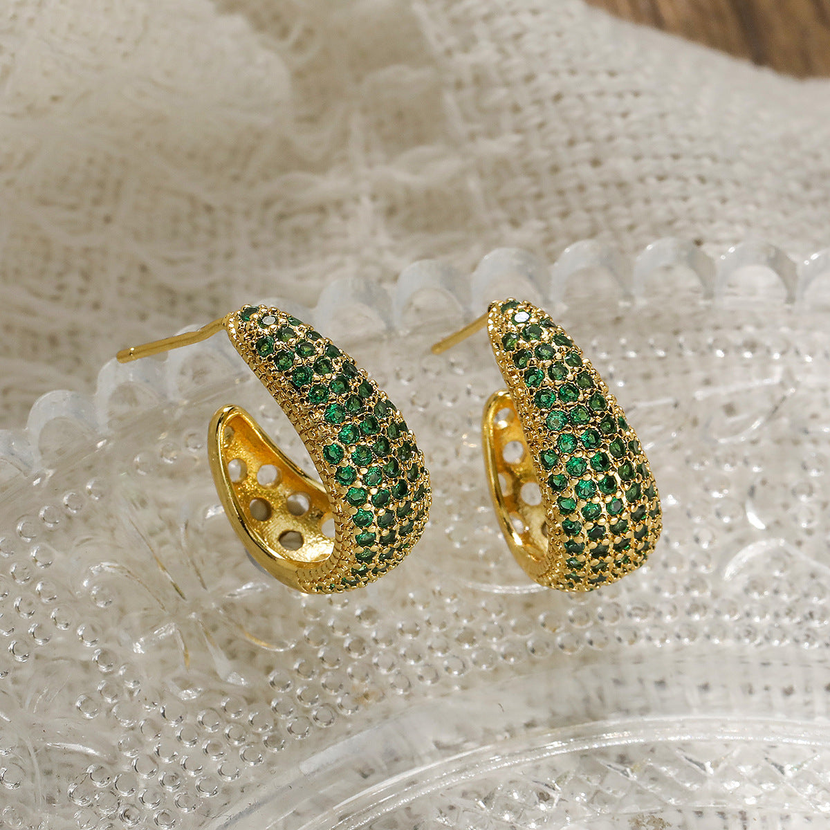 Orecchini Geometrici Minimalisti in Rame con Placcatura in Oro Vero e Intarsi in Zircone per Donna