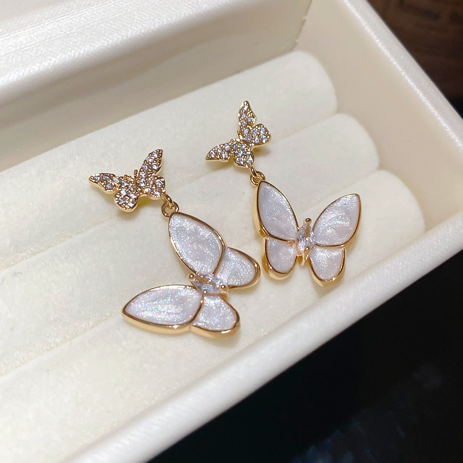 Elegantes pendientes de tuerca con forma de mariposa de estilo francés para mujer con base de cobre chapado, incrustaciones de diamantes de imitación y acabado esmaltado