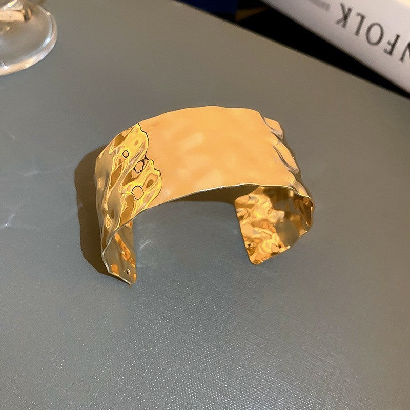 Pulsera Cóncava Irregular Minimalista para Mujer en Aleación de Latón con Acabado Galvánico